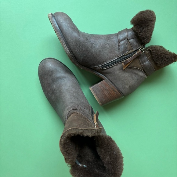 Roots Brown Leather Shearling Booties - Picture 3 of 10